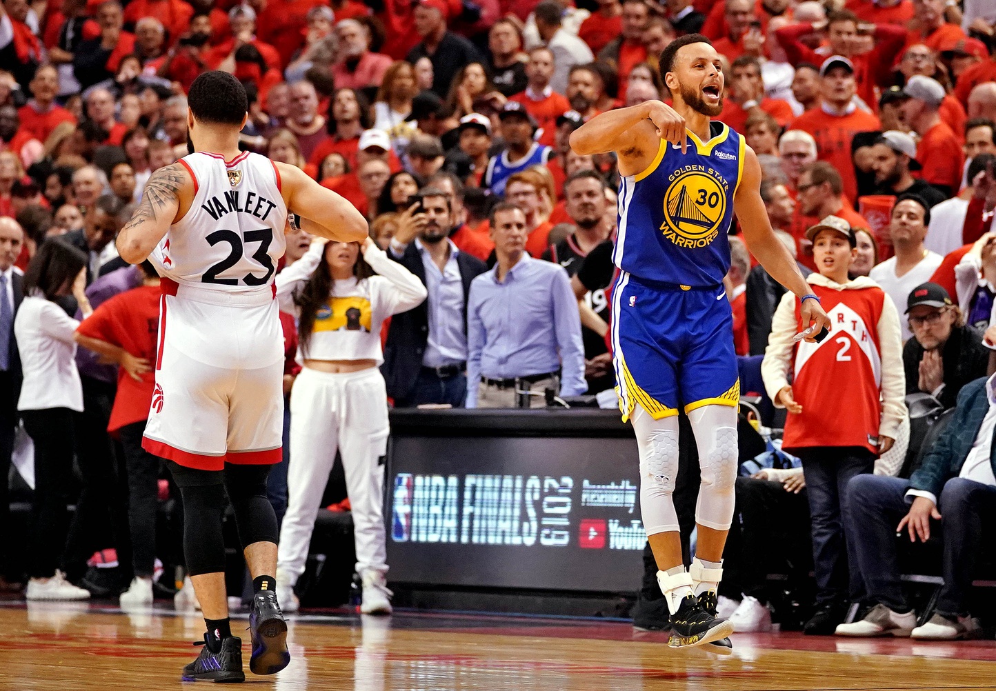 Con người chứ nào phải cỏ cây, Stephen Curry đã khóc khi thấy Kevin Durant ngã xuống